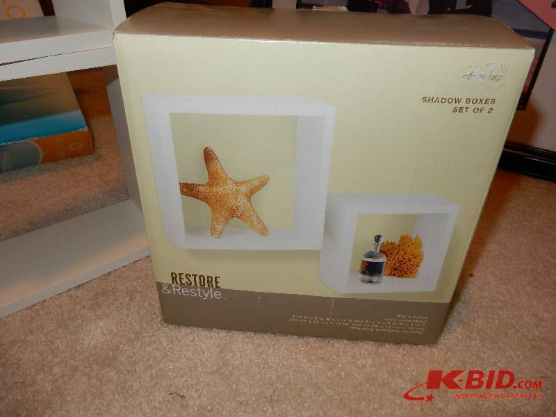 lot 289 image: Display items