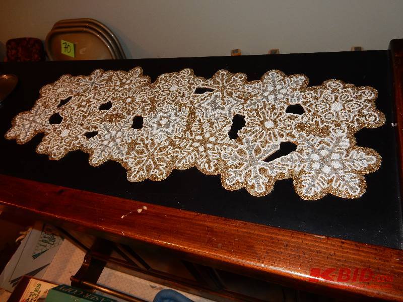 lot 293 image: Bead table top doiley