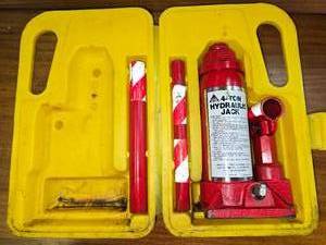 2 Ton Bottle Jack in Case