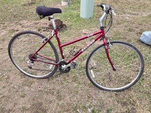 Raleigh C40 Hybrid Bicycle with Shimano Components