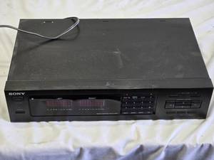 Sony SEQ-711 7-Band Graphic Equalizer - Powers on, no functions tested