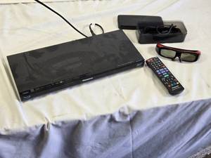Panasonic DMP-BDT110 Blu-ray Disc Player with Remote and 3D Glasses - Powers on, no functions tested