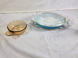 Pyrex 1.5 Quart Casserole Dish with Lid and Amber Bowl