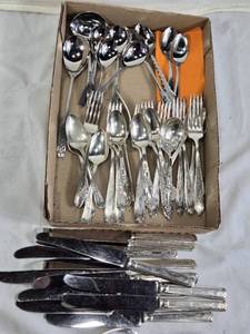Viners and Oneida Stainless Steel Flatware Set including Knives, Forks, Spoons, and Serving Utensils