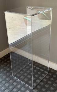 DR - Lucite - Clear Acrylic Pedestal