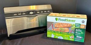 K - FoodSaver Vacuum Sealing System - with Sealing Bags
