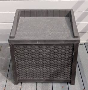 P - Suncast Outdoor Storage Box - 22.5 x 17.5 x 22 in, Brown Resin