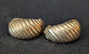 K - Pair of 14K Yellow Gold Clip Hoop Earrings