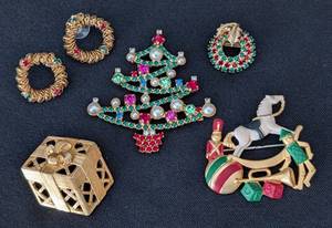 K - Christmas Brooches & Earrings (Tree, Wreath & Gift Box) (Lot of 4)