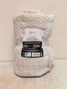 NEW MAINSTAYS TEXTURED PLUSH THROW PAPYRUS BEIGE