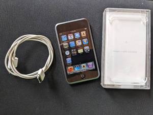APPLE 8GB IPOD TOUCH WITH ORIGINAL CASE AND CHARGE CABLE