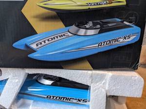 NEW HIGH SPEED RC BOAT & 2.4GHZ REMOTE CONTROL - LOW BATTERY PROTECTION