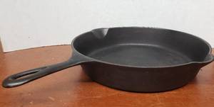 Very Nice Vintage GRISWOLD No. 9 Cast Iron Skillet - 713 AX