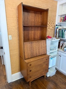 Excellent Condition Mid Century 2-Piece Hutch&nbsp