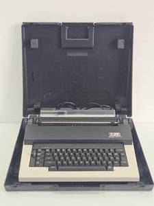OLIVETTI Praxis 30 Typewriter wCase