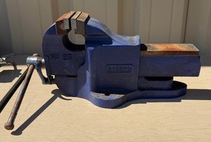 Large Heavy Duty RECORD No. 23 Bench Vise