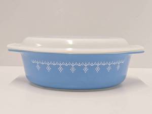Nice Condition Vintage PYREX Snowflake Blue Garland Casserole Dish wLid
