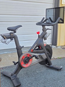 Nice Working PELOTON Model PL-01 Indoor Exercise Bike wAccessories