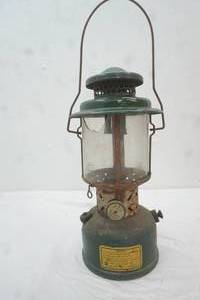 Vintage Coleman Lantern (part of the glass is broken)