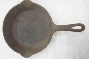Vintage Cast Iron Skillet #5. 8 diameter. Griswold