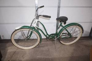 Vintage Schwinn Bicycle. Cruiser Style. Good Condition. (may need new tire tubes) White Wall Tires
