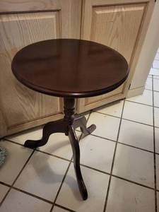 Round Pedestal Side Table with Turned Column and Cabriole Legs