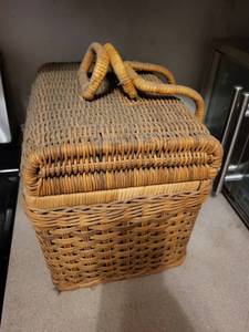 Handwoven Wicker pic nic basket  - Lift-Top Lid - Dual Handles