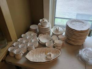 Block Subtil Portugal White Leaf Embossed Dinnerware Set 50 Pc Good