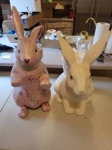 Rabbit figures (Lot of 2)