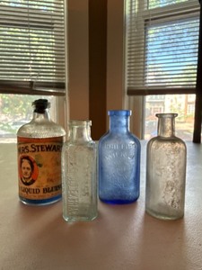 Antique Glass Bottle Group Mrs Stewart Phillips Pinkham 4 Pc