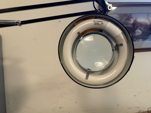 Magnifying circular desk lamp
