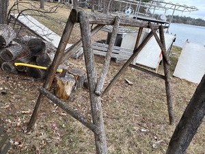 Swinging bench with frame