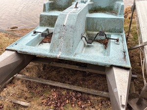 Paddle boat with lift