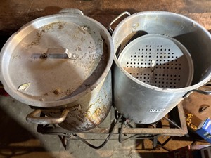 Bayou Classic aluminum stockpots designed for large-scale boiling and steaming