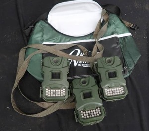 3 TRAIL CAMS AND AN OUTDOOR BAG