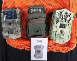 3 TRAIL CAMS WITH ORANGE BAG