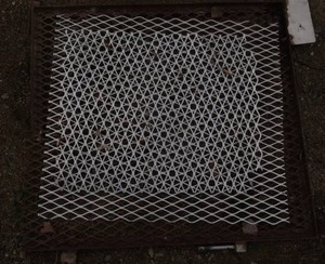 1 METAL SCREEN, 2 ALUMINUM SCREENS