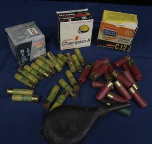 LARGE LOT OF VINTAGE POWDER AND SHOT FLASK, AND AMMO