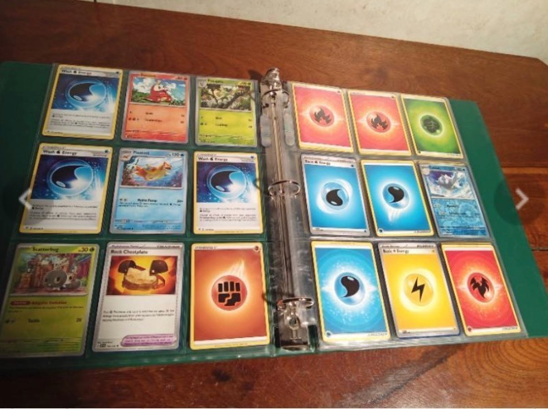 Binder of 90 Pokmon trading cards