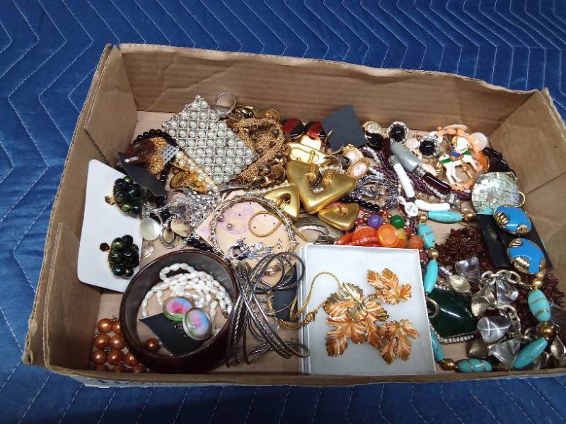 Flat of jewelry including Marvella, Bohrain, Scotland and more