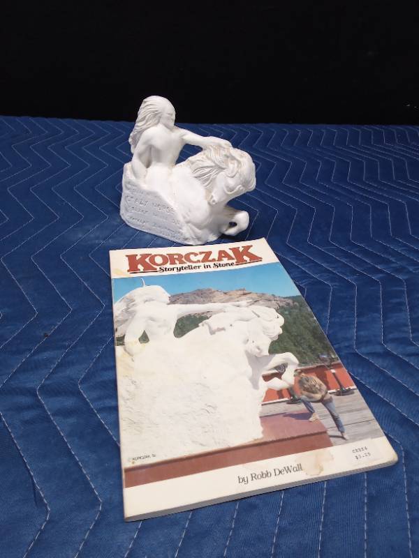 Numbered seal modar Black Hills Crazy Horse sculptor 11200 with book