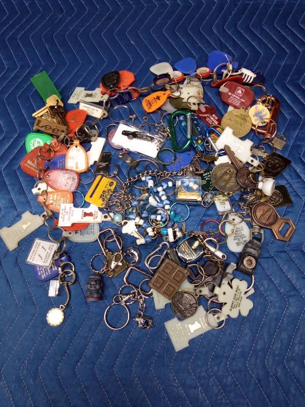 Lot of advertised key rings, keys and more