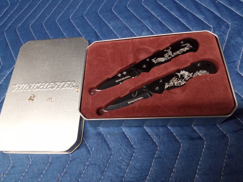 Pair of Winchester pocketknives in original Winchester tin