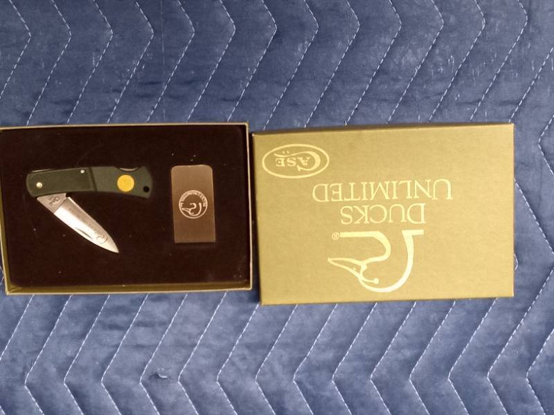 Ducks Unlimited Castle knife and money clip set in original box