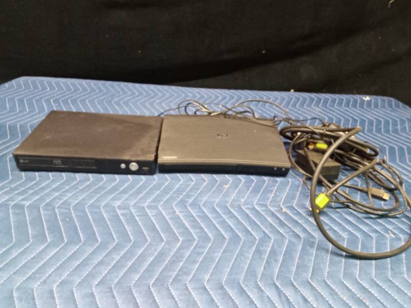 2 blue Ray DVD players )Samsung and LG)