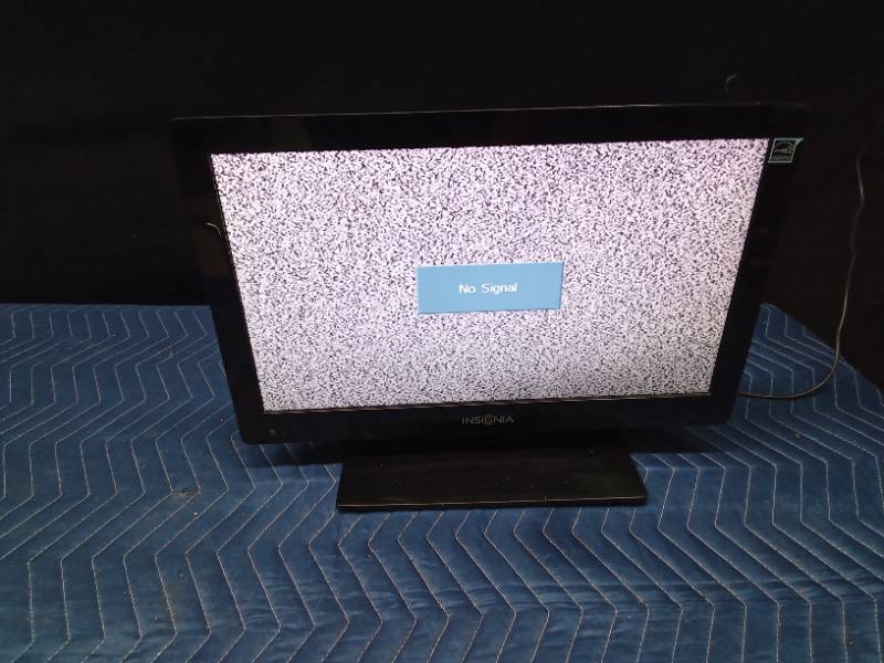 19 Insignia TV with remote - WORKS