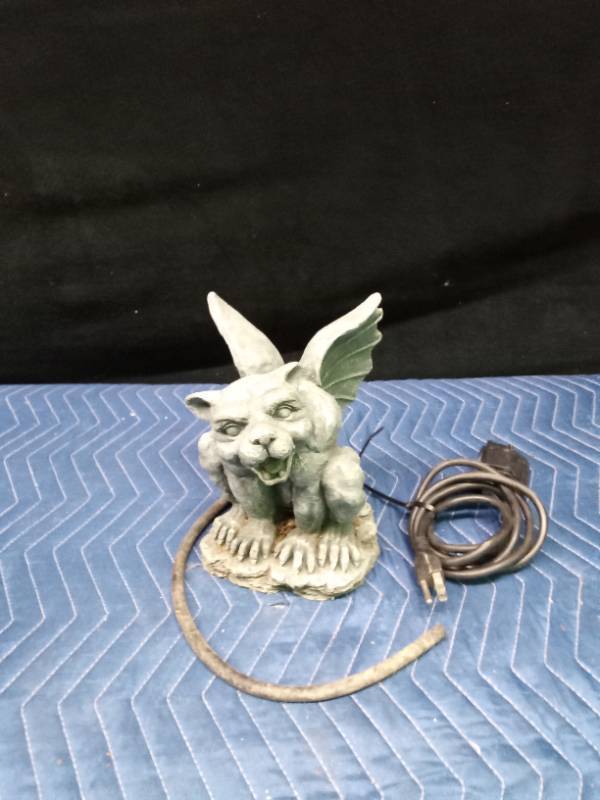 Gargoyle garden water spitter with pump