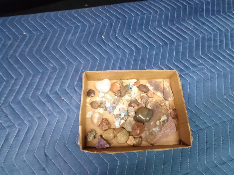 Flat of agates, amethyst and others