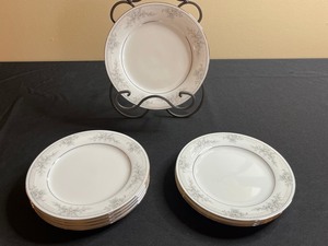 Noritake Legendary 8-Piece 8 Floral Border Plates - Sweet Leilani Porcelain