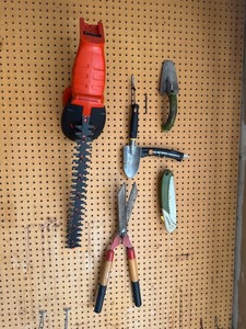 Black & Decker NH15B Hedge Trimmer 18V DC, 22 in Blade